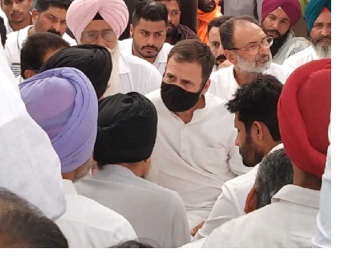 सिद्धू मूसेवाला के परिवार से मिले राहुल गांधी सिद्धू मूसेवाला के परिवार से मिले राहुल गांधी